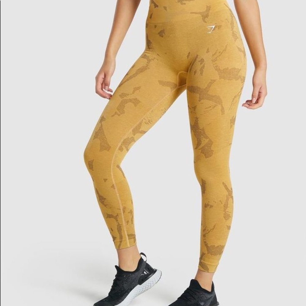 ADAPT CAMO SEAMLESS LEGGINGS Like New Small
Savanna | Yellow